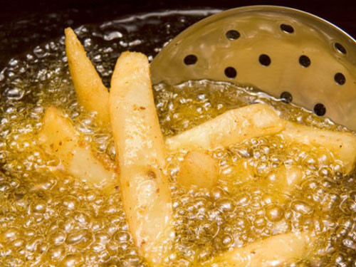 Mách chị em nội trợ mẹo trị bỏng dầu ăn đơn giản