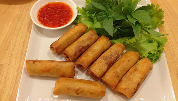 Món chả giò tôm thịt thơm ngon đang chờ bạn thưởng thức