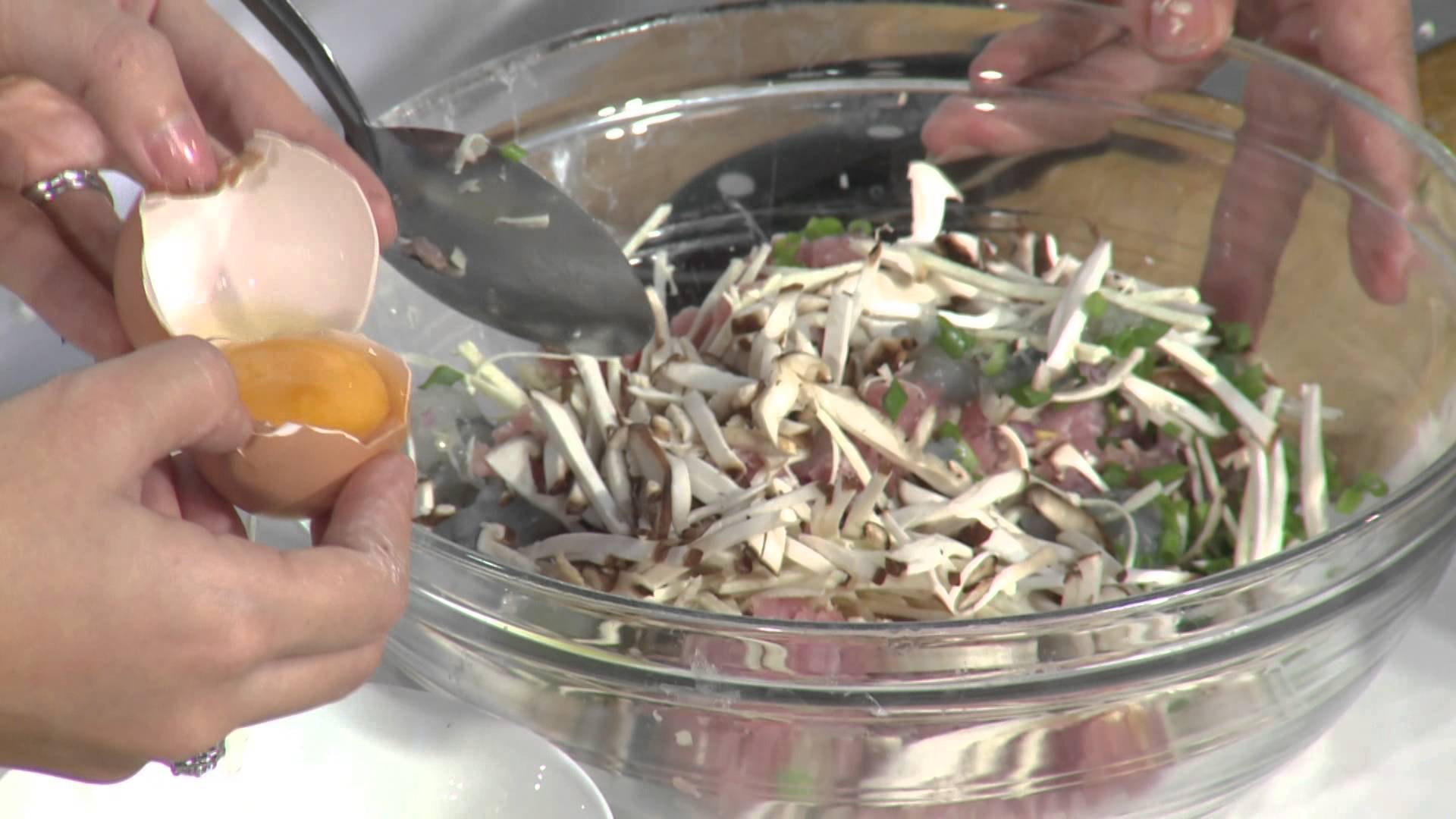 Tiến hành ướp gia vị phần nhân cho món chả giò giòn ngon