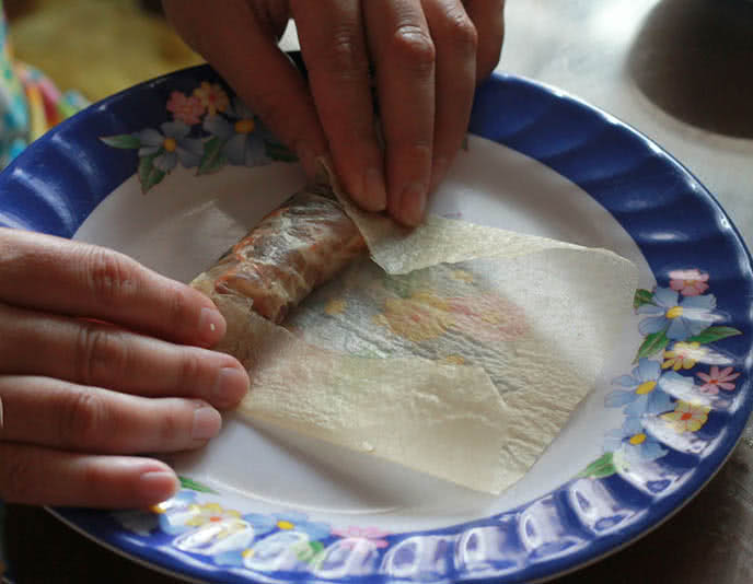 Công đoạn cuốn nhân với bánh tráng làm chả giò