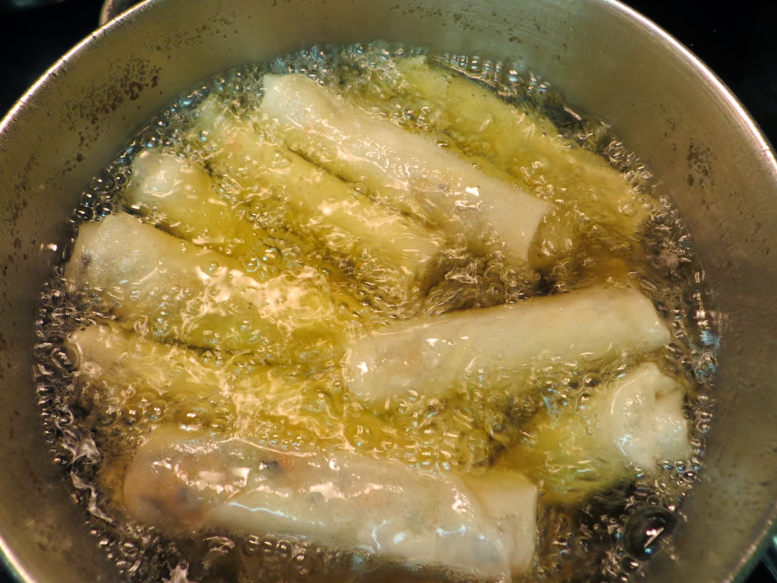 Tiến hành chiên chả giò tôm thịt khoai môn cho vàng giòn lên 